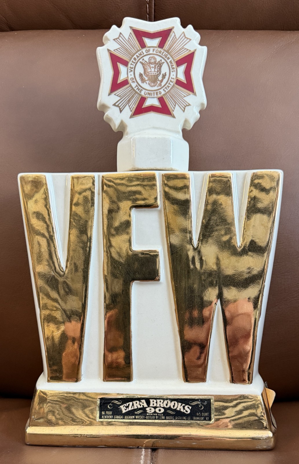 VINTAGE 1974 EZRA BROOKS VFW 24 K GOLD HERITAGE CHINA DECANTER VINTAGE 1974 EZRA BROOKS VFW 24 K GOLD HERITAGE CHINA DECANTER