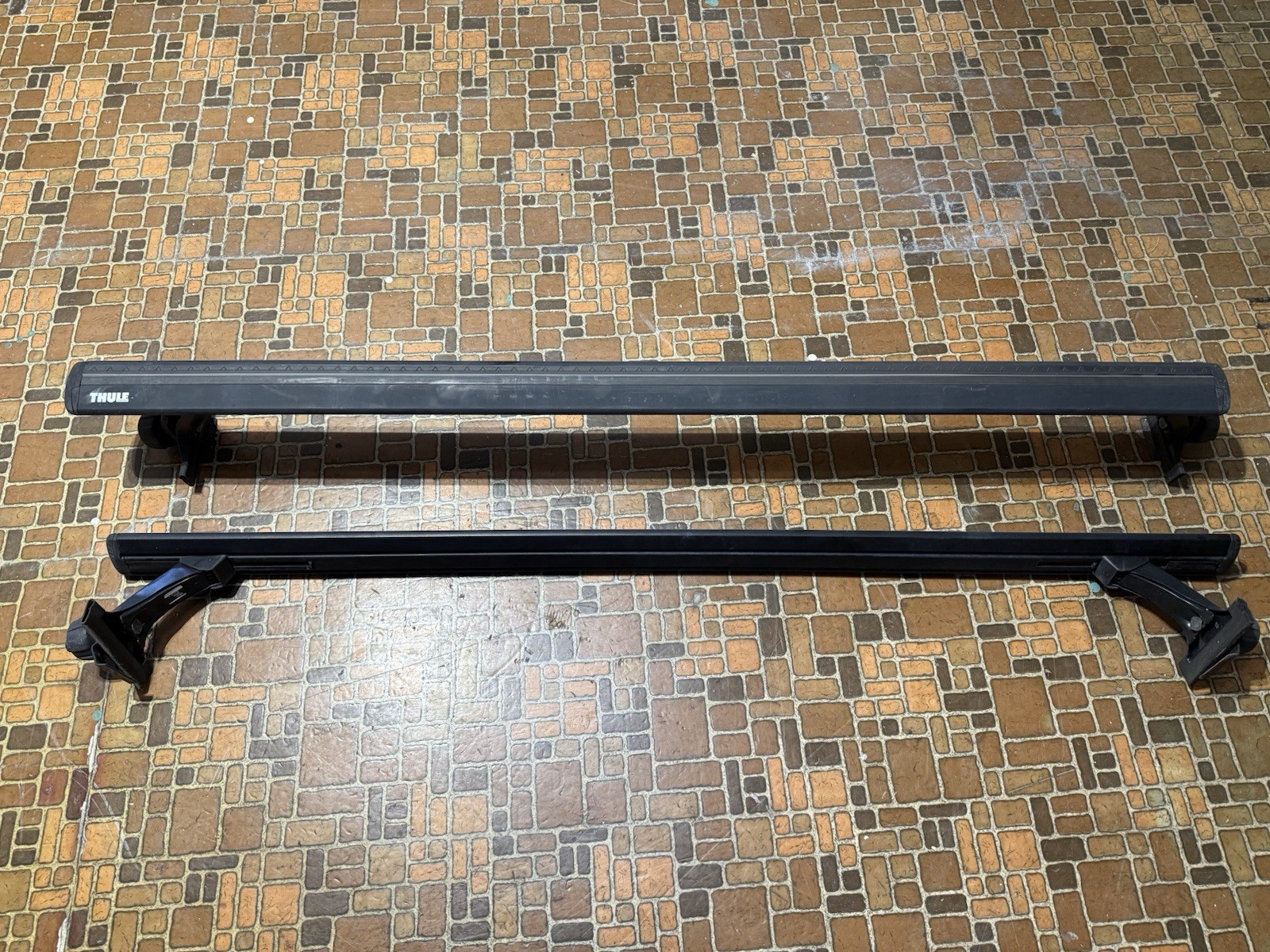 Thule roof rack cross bars 60”