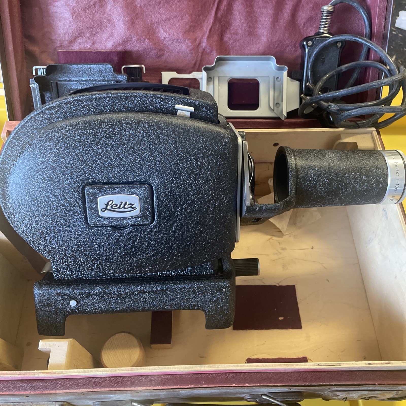Vintage Ernst Leitz Wetzlar Prado 250 Projector Serial 87138 Wood Case Untested Vintage Ernst Leitz Wetzlar Prado 250 Projector Serial 87138 Wood Case Untested