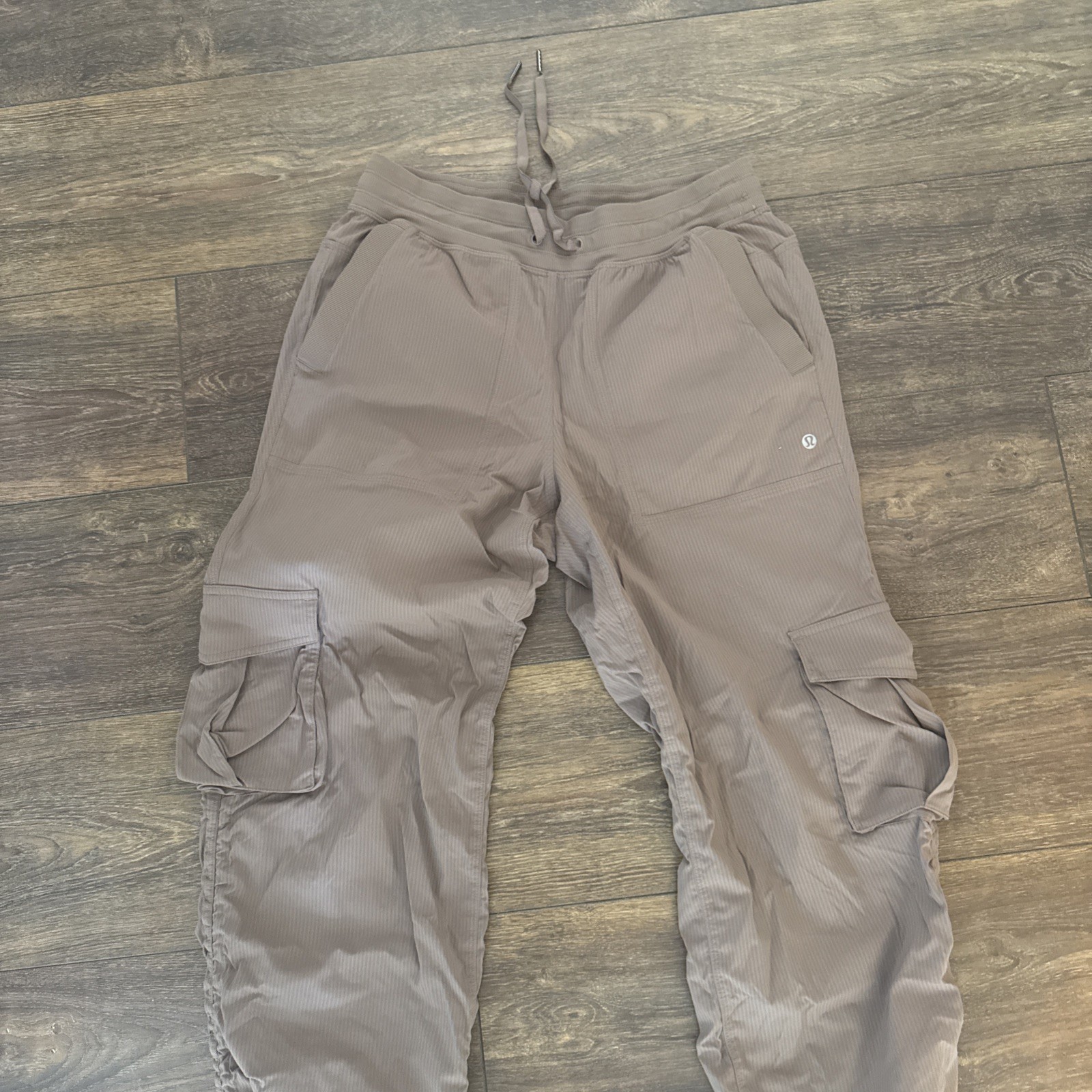 Lululemon Women’s dance, studio, relaxed, fit, MR Cargo Pants taupe Size S Lululemon Women’s dance, studio, relaxed, fit, MR Cargo Pants taupe Size S