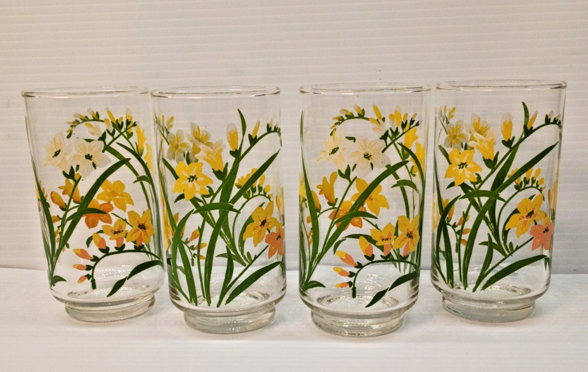 Vintage 1970\'s 80\'s Drinking Glasses Tumblers Yellow & White Flowers Set Of 4 Vintage 1970\'s 80\'s Drinking Glasses Tumblers Yellow & White Flowers Set Of 4