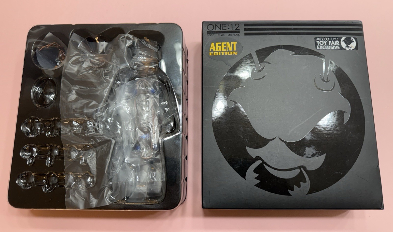 Mezco One:12 Collective Agent Gomez PARTS AND ACCESSORIES ONLY plus Extra Mezco One:12 Collective Agent Gomez PARTS AND ACCESSORIES ONLY plus Extra