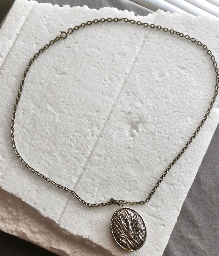Vintage SARAH COVENTRY Necklace Photo Locket Pendant Polished & Textured