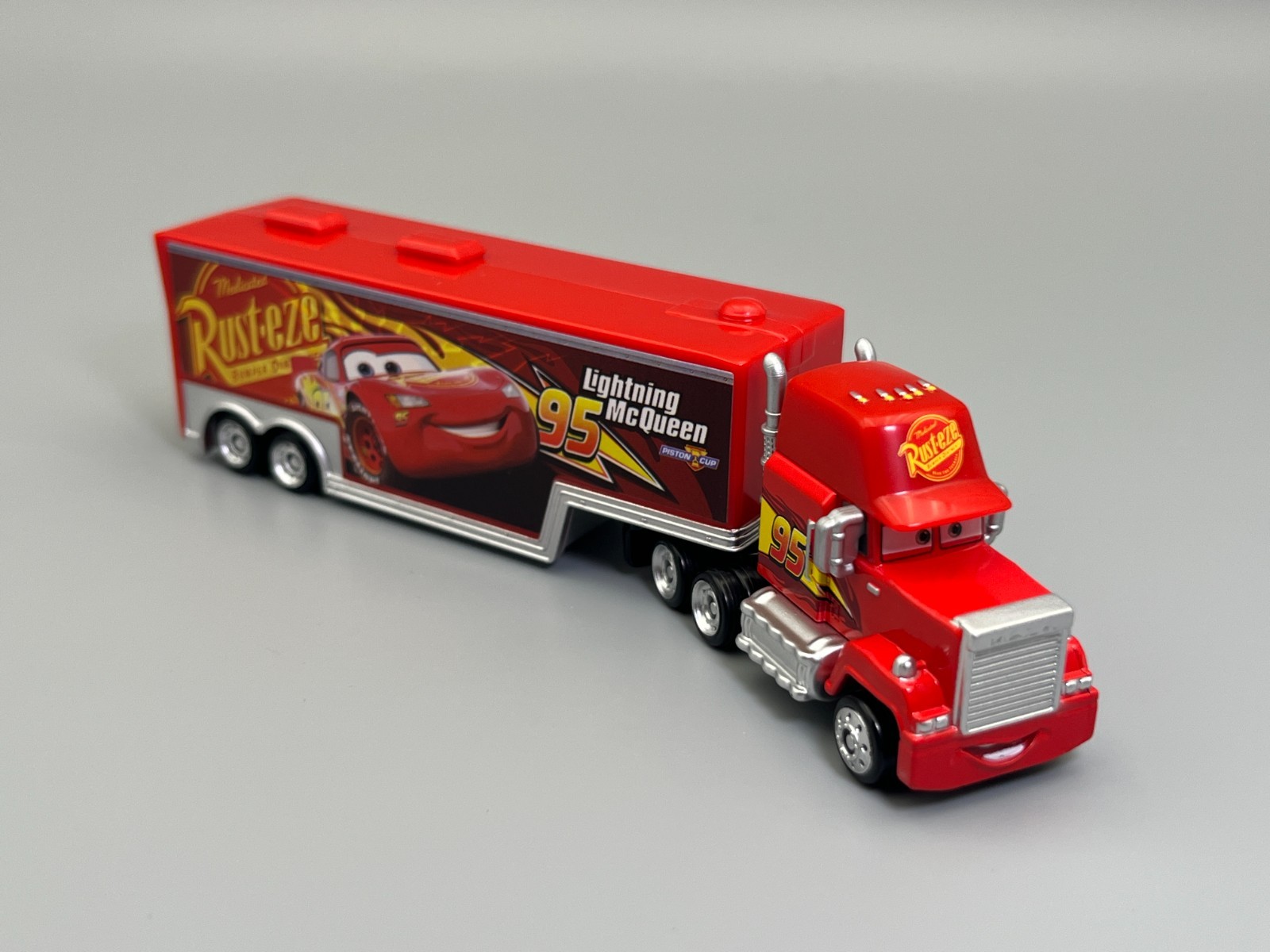 Mack Truck Lightning McQueen Semi Truck Disney Pixar Cars Tomica 1/64 scale size