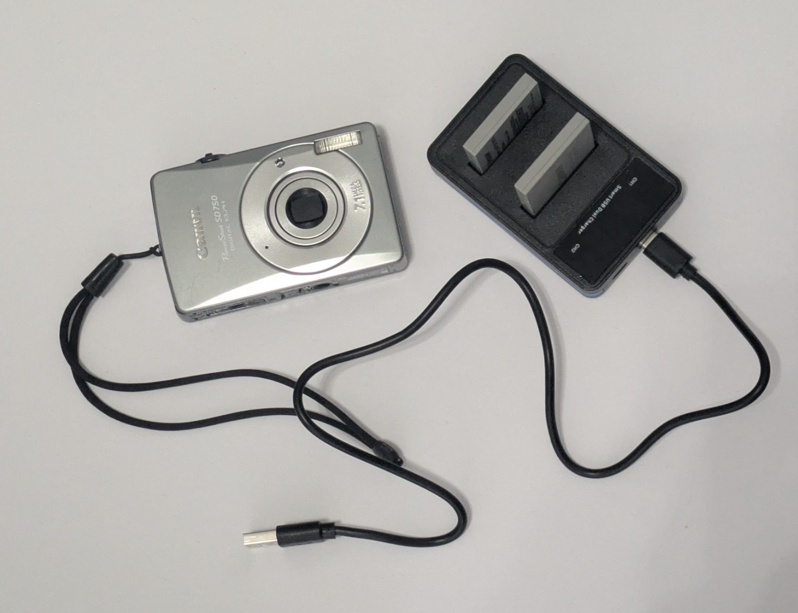 Cannon PowerShot Digital Camera SD750 Silver Digital ELPH Bundle - TESTED Cannon PowerShot Digital Camera SD750 Silver Digital ELPH Bundle - TESTED