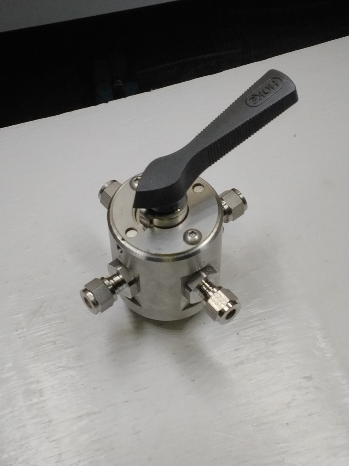 Hoke 4-WAY BALL VALVE With 1/4” Gyrolok Fittings Swagelok Ref SS-45YF8 NoS 1 Qty Hoke 4-WAY BALL VALVE With 1/4” Gyrolok Fittings Swagelok Ref SS-45YF8 NoS 1 Qty