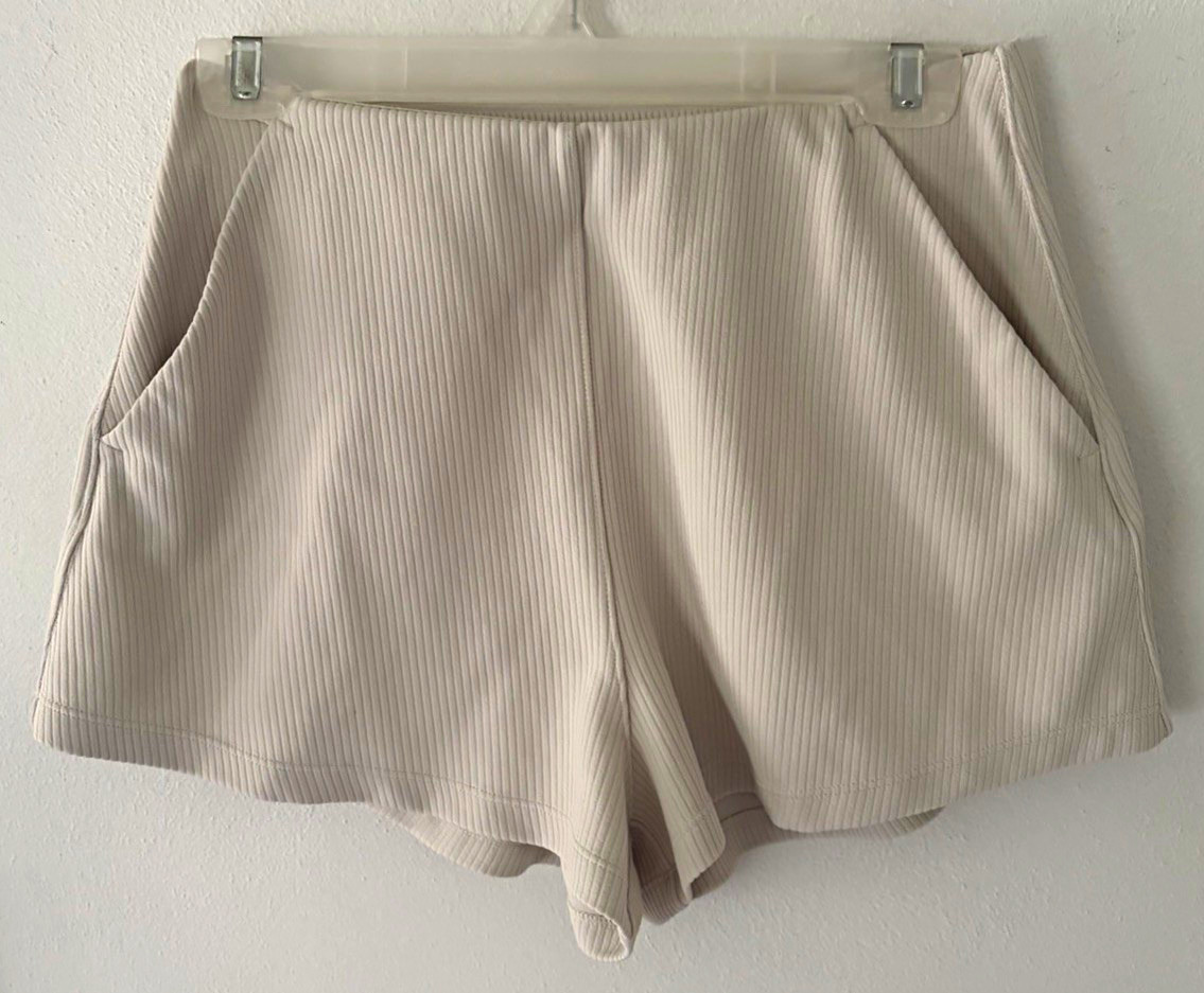 Lululemon Women’s White Ribbed Knit Pull On Athletic Shorts Pockets Stretch Lululemon Women’s White Ribbed Knit Pull On Athletic Shorts Pockets Stretch