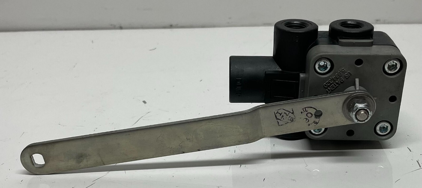 85144423 Genuine Volvo Truck Height Control Valve Suspension OEM - New 85144423 Genuine Volvo Truck Height Control Valve Suspension OEM - New