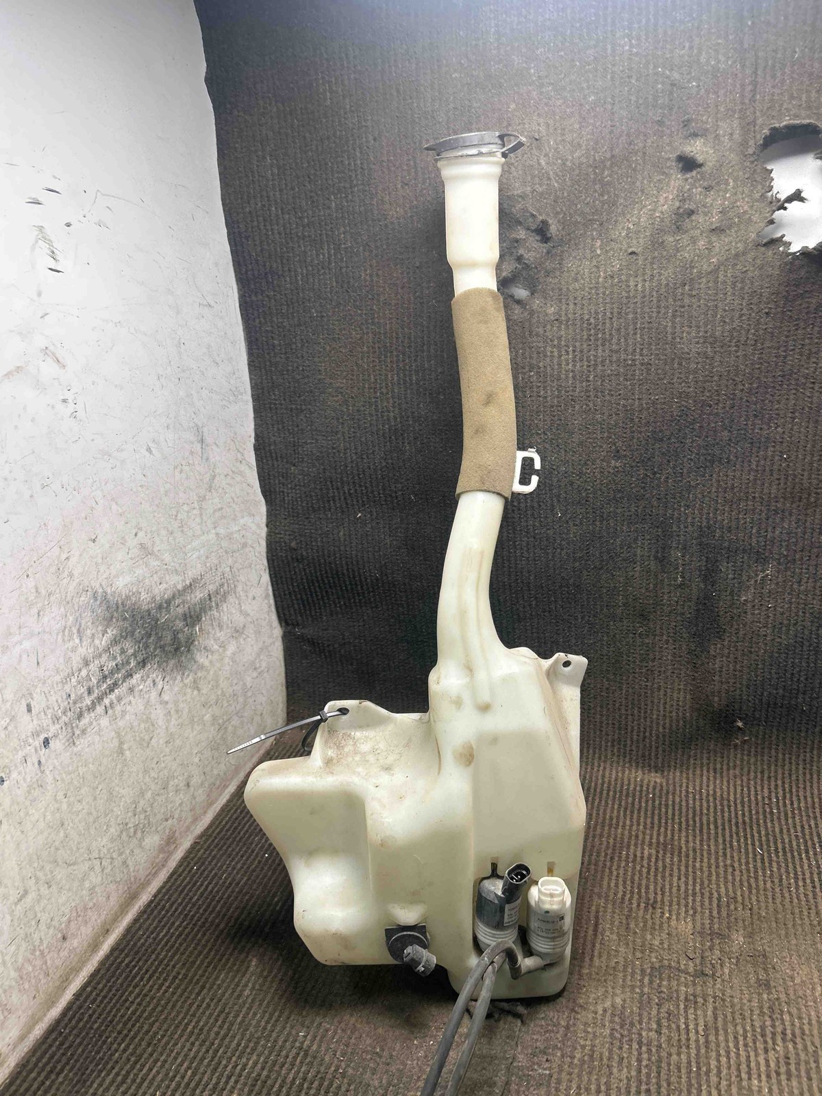 Fits 2007-2017 GMC Acadia Washer Bottle OEM:23139981