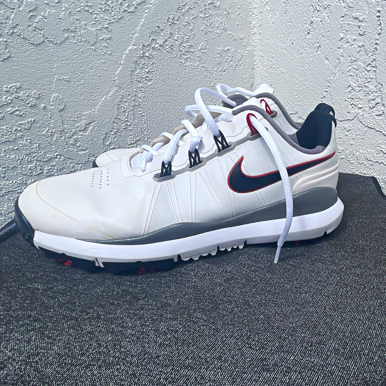Nike Tiger Woods TW Golf Spiked Shoes White/Gray/Black/Red Leather Men’s Nike Tiger Woods TW Golf Spiked Shoes White/Gray/Black/Red Leather Men’s