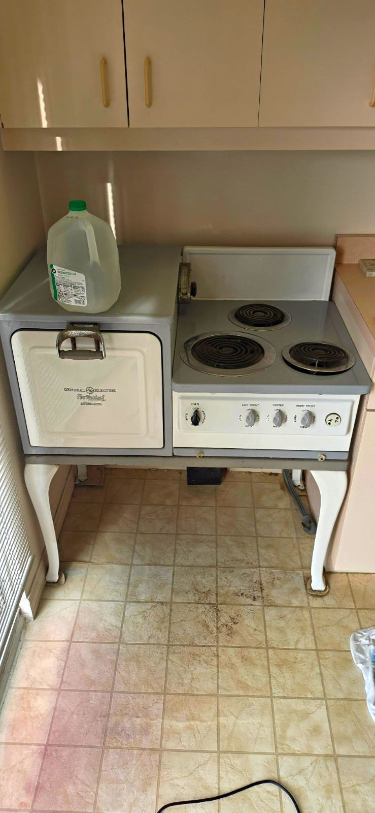 Vintage General Electric Hotpoint Electric Stove 3 Coil Burners Oven White Vintage General Electric Hotpoint Electric Stove 3 Coil Burners Oven White