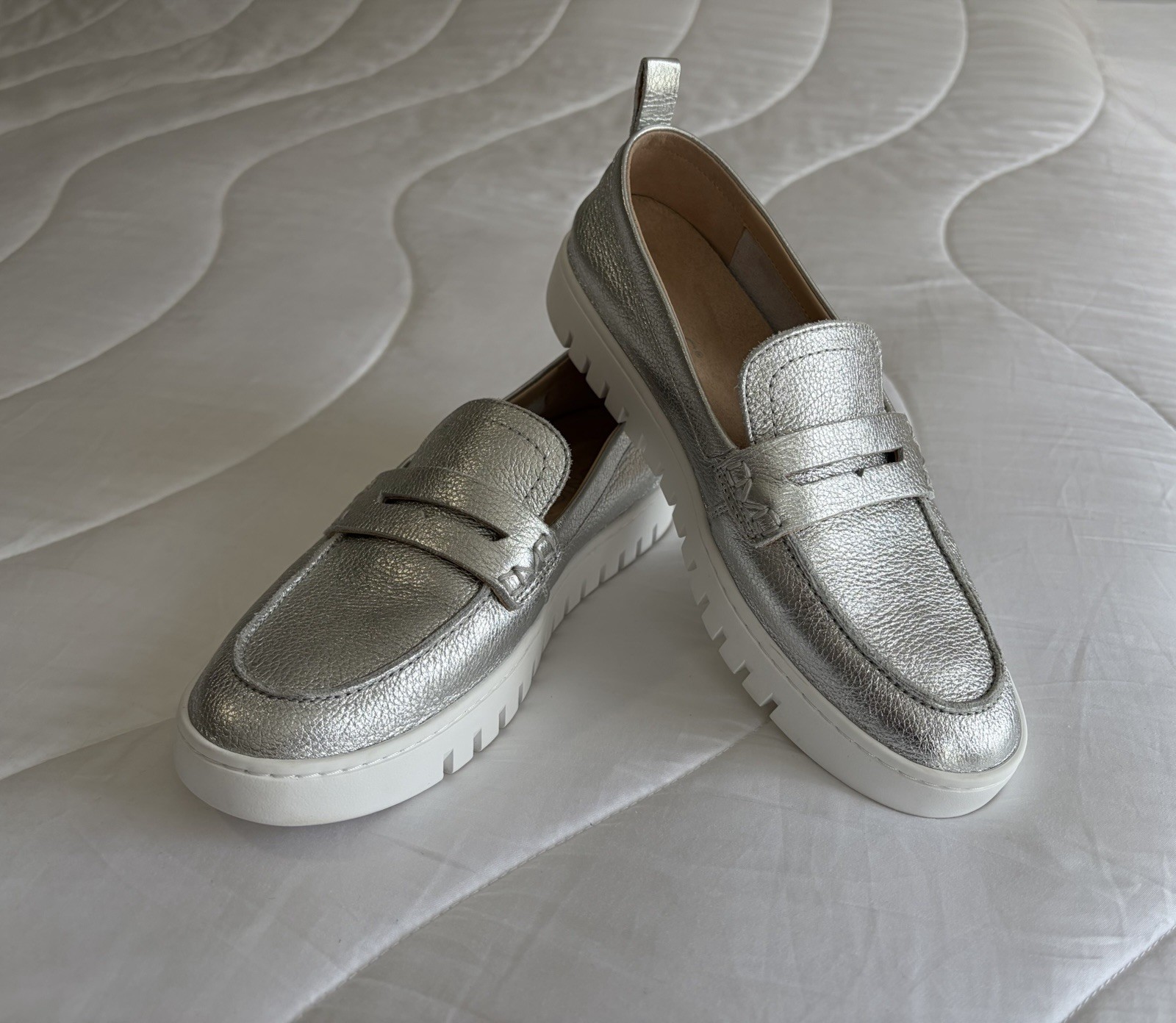 Vionic Women’s Silver Leather Slip-On Loafer Flats White Lug Sole 8.5 M Vionic Women’s Silver Leather Slip-On Loafer Flats White Lug Sole 8.5 M