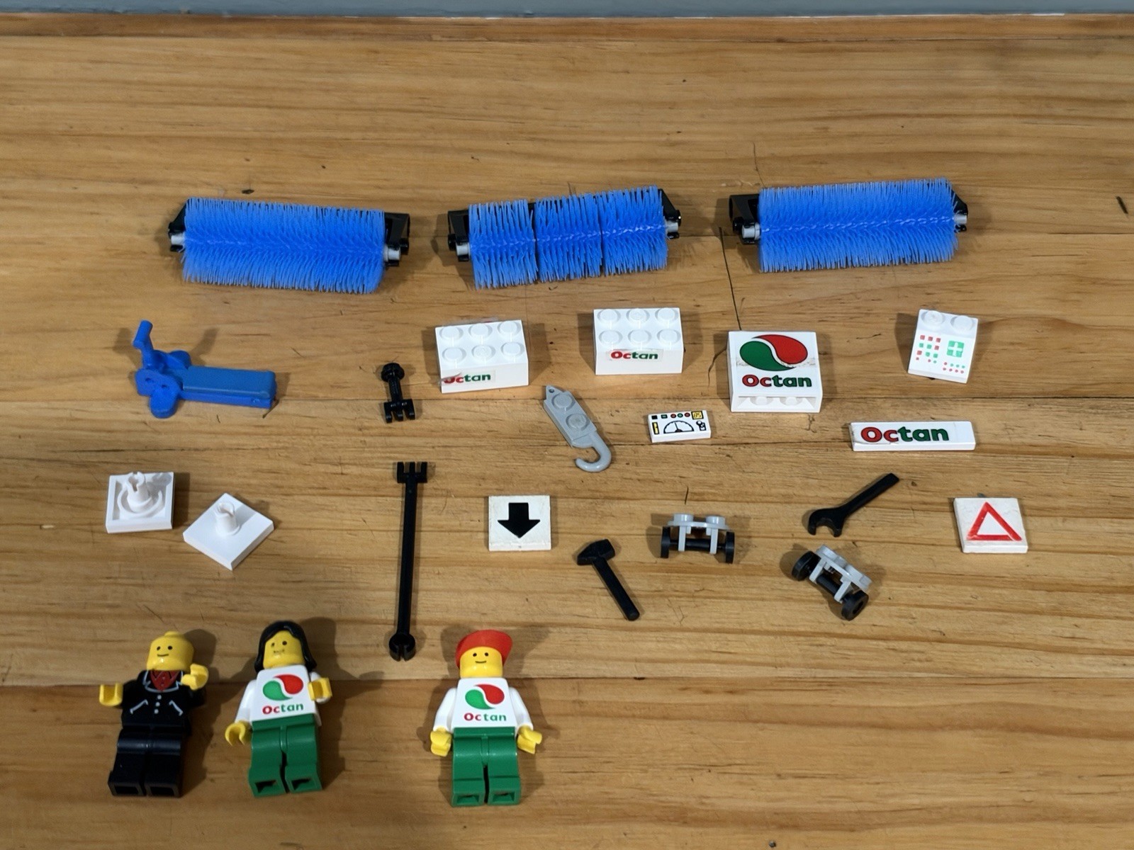 LEGO 6397 Town Octan Service Gas Station Car Wash Parts & 3 Figures LEGO 6397 Town Octan Service Gas Station Car Wash Parts & 3 Figures