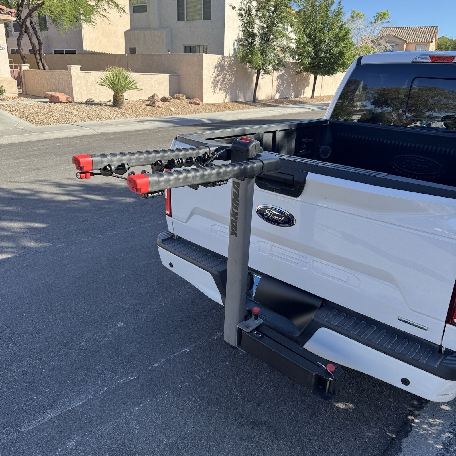 FULLSWING Yakima FullSwing 4 Bike Rack Swings Out to Drop Tailgate. Heavy Duty FULLSWING Yakima FullSwing 4 Bike Rack Swings Out to Drop Tailgate. Heavy Duty