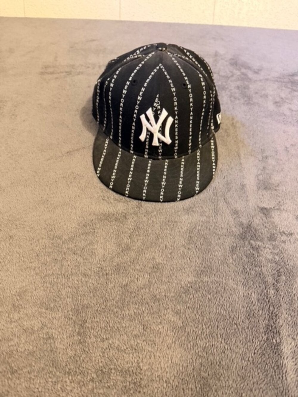 New Era 59FIFTY New York Yankees Fitted Hat 7 1/8 Black All Over Print