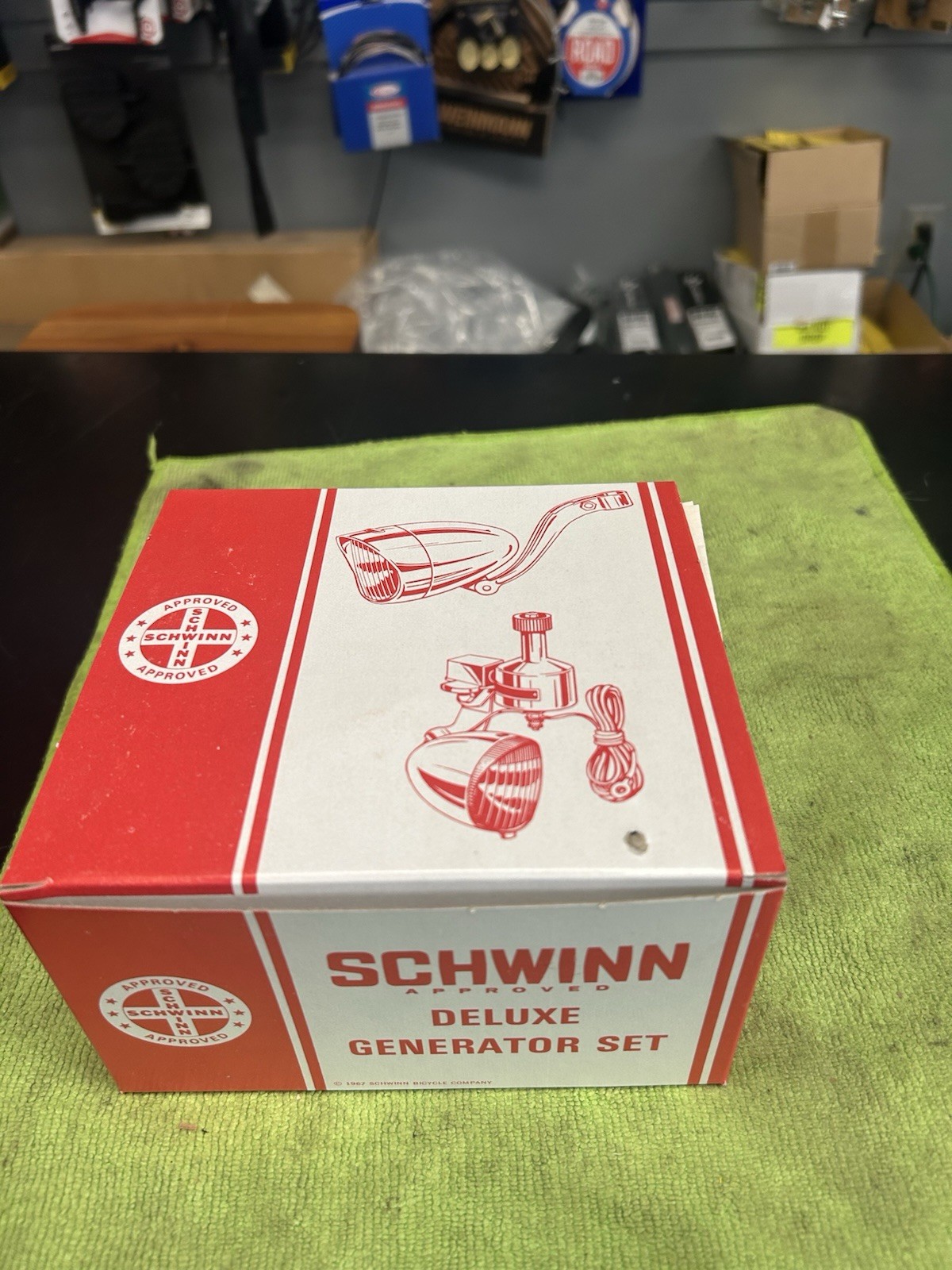 VINTAGE NOS SCHWINN KRATE STINGRAY BANANA SEAT MUSCLE BIKE DELUXE GENERATOR SET VINTAGE NOS SCHWINN KRATE STINGRAY BANANA SEAT MUSCLE BIKE DELUXE GENERATOR SET