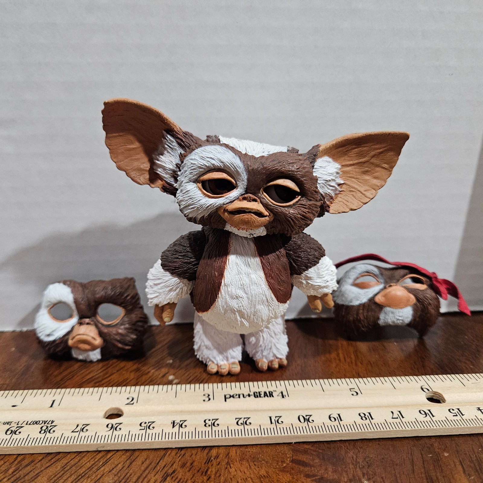 NECA Gremlins ULTIMATE GIZMO Mogwai Action Figure Articulated w/ Extra Faces NECA Gremlins ULTIMATE GIZMO Mogwai Action Figure Articulated w/ Extra Faces