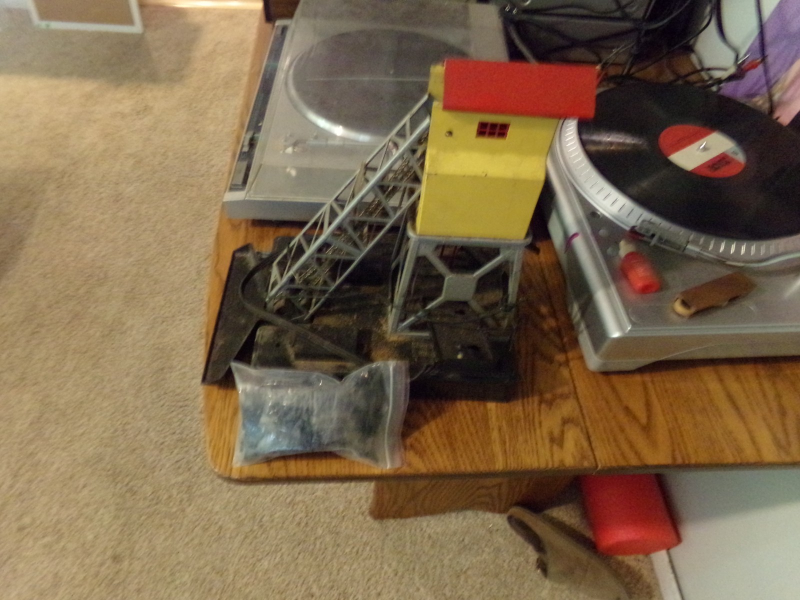 Lionel No 97 Coal Elevator with Controller & #206 Artificial Coal Lionel No 97 Coal Elevator with Controller & #206 Artificial Coal