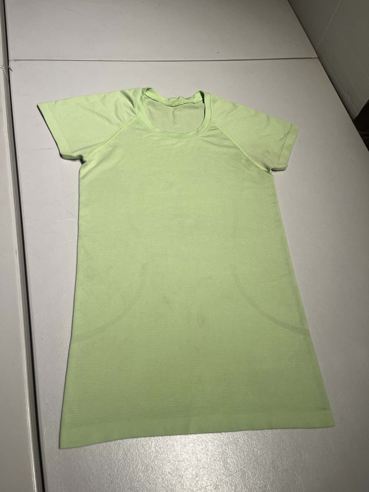 Lululemon Top Women\'s 6 Green Fitness Run Swiftly Vent Shirt Gym Yoga Lululemon Top Women\'s 6 Green Fitness Run Swiftly Vent Shirt Gym Yoga