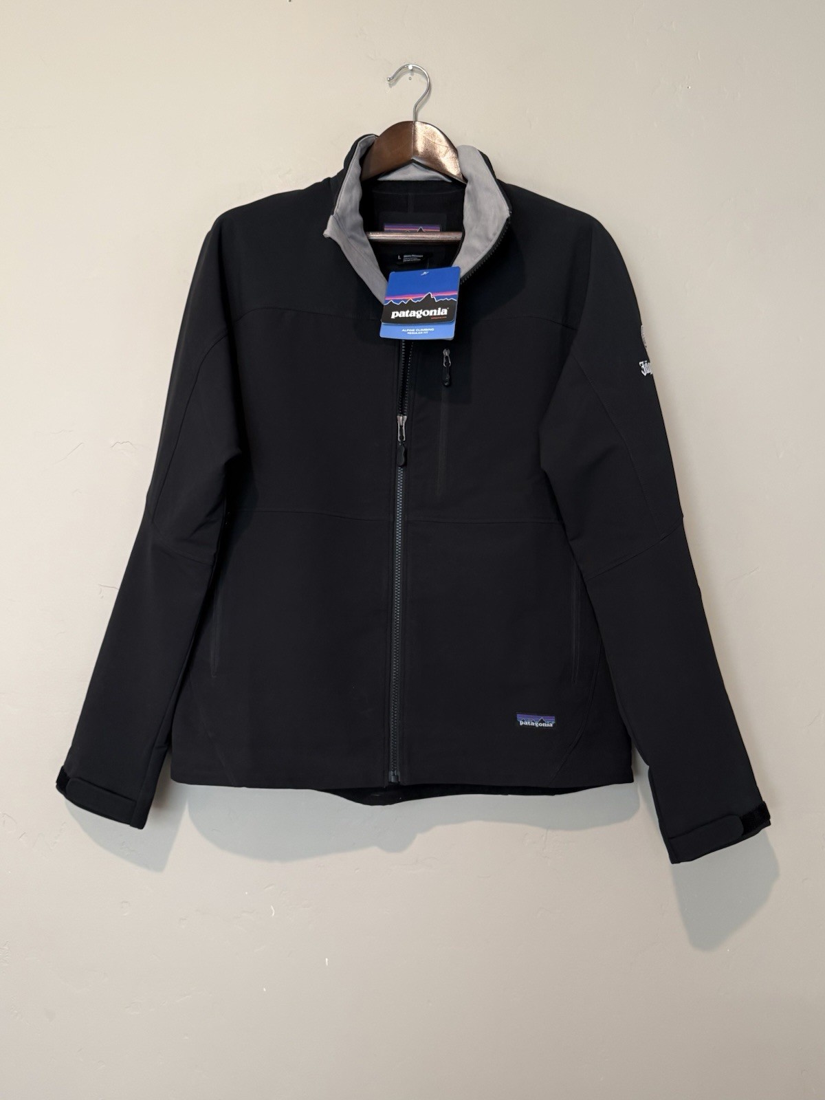 Patagonia Guide Jacket Mens Large Black Softshell Zip Front Jagermeister Logo