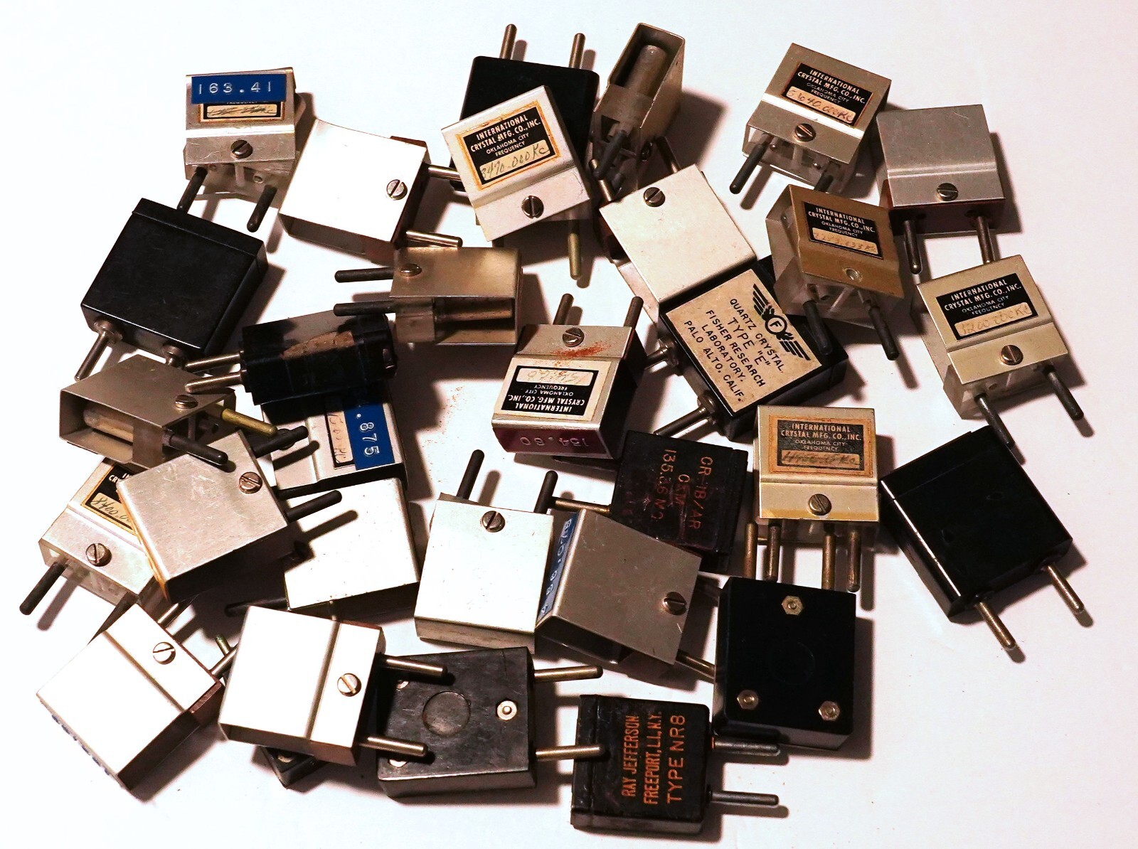RADIO CRYSTALS OF LARGE SIZE - GIANT LOT - UNKNOWN USE RADIO CRYSTALS OF LARGE SIZE - GIANT LOT - UNKNOWN USE