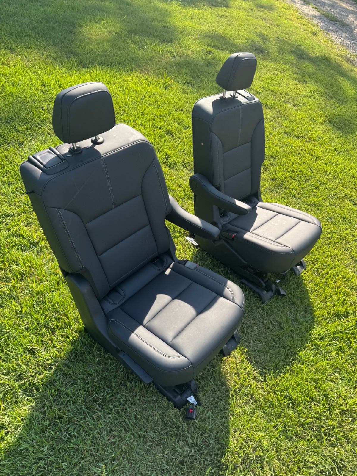 OEM 2024-2027 GMC ACADIA 2ND ROW LEATHER CAPTAIN SEATS - AFTER DARK | H7 OEM 2024-2027 GMC ACADIA 2ND ROW LEATHER CAPTAIN SEATS - AFTER DARK | H7