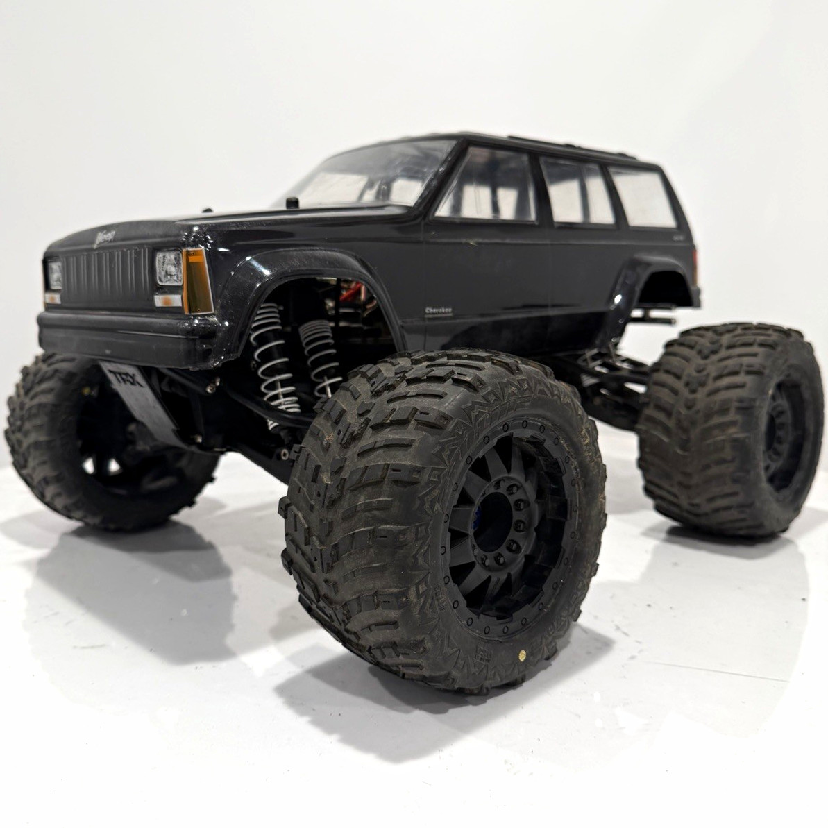 Traxxas E-Maxx 3906 Roller with Jeep XJ Body