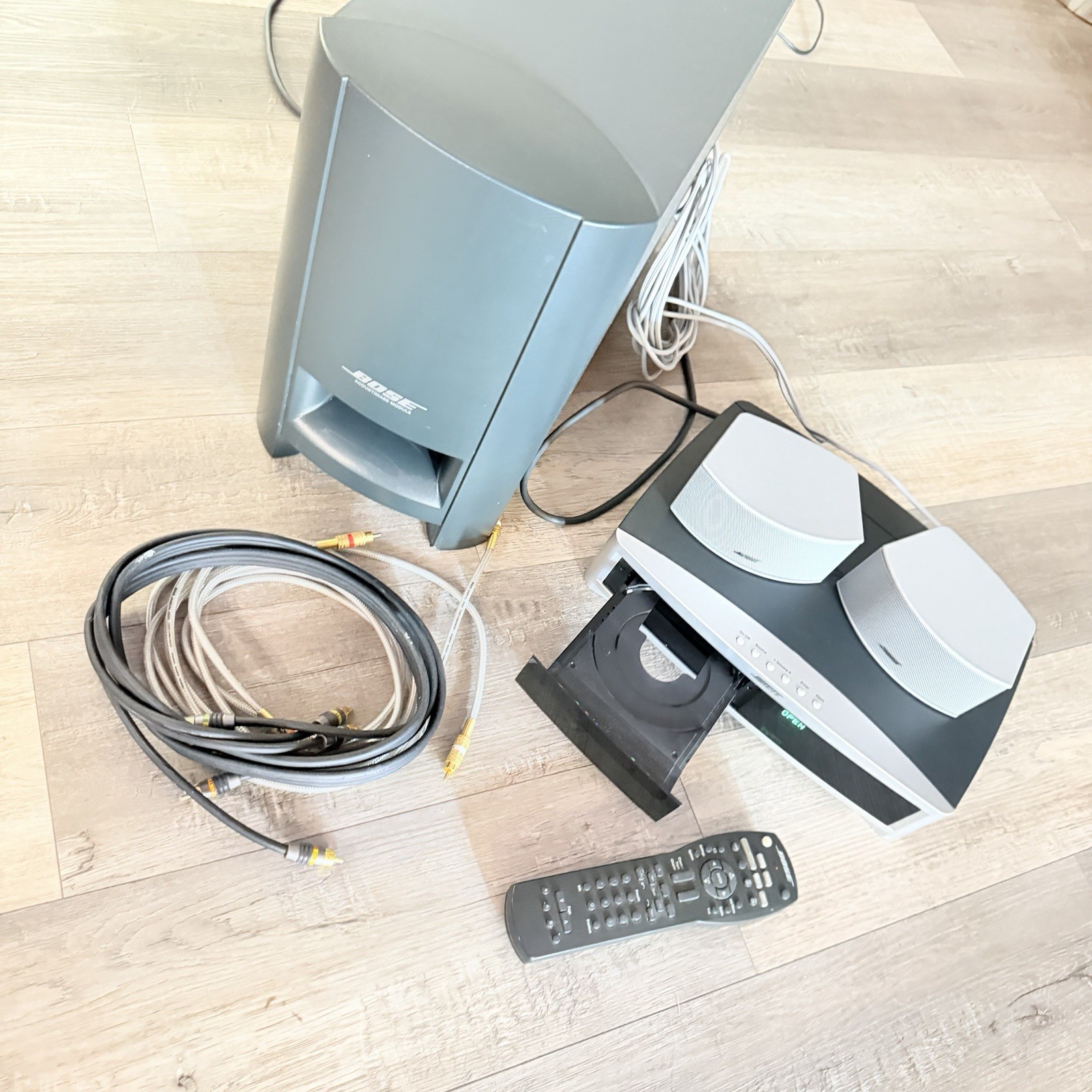 Bose Model AV3-2-1 II Media Center Main Unit w/ 2 Speakers Remote Cables Tested
