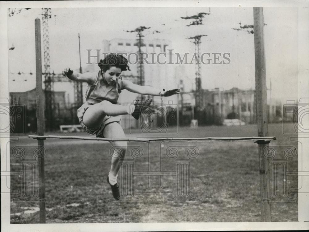 1934 Press Photo Margaret Tomkin Wins High Jump Event In Interclass Meet