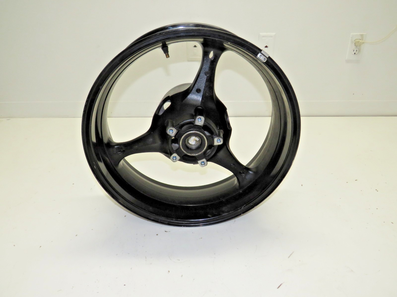 06 07 SUZUKI GSXR 600 GSXR 750 GSXR750 STOCK REAR WHEEL REAR RIM CLEAN STRAIGHT 06 07 SUZUKI GSXR 600 GSXR 750 GSXR750 STOCK REAR WHEEL REAR RIM CLEAN STRAIGHT