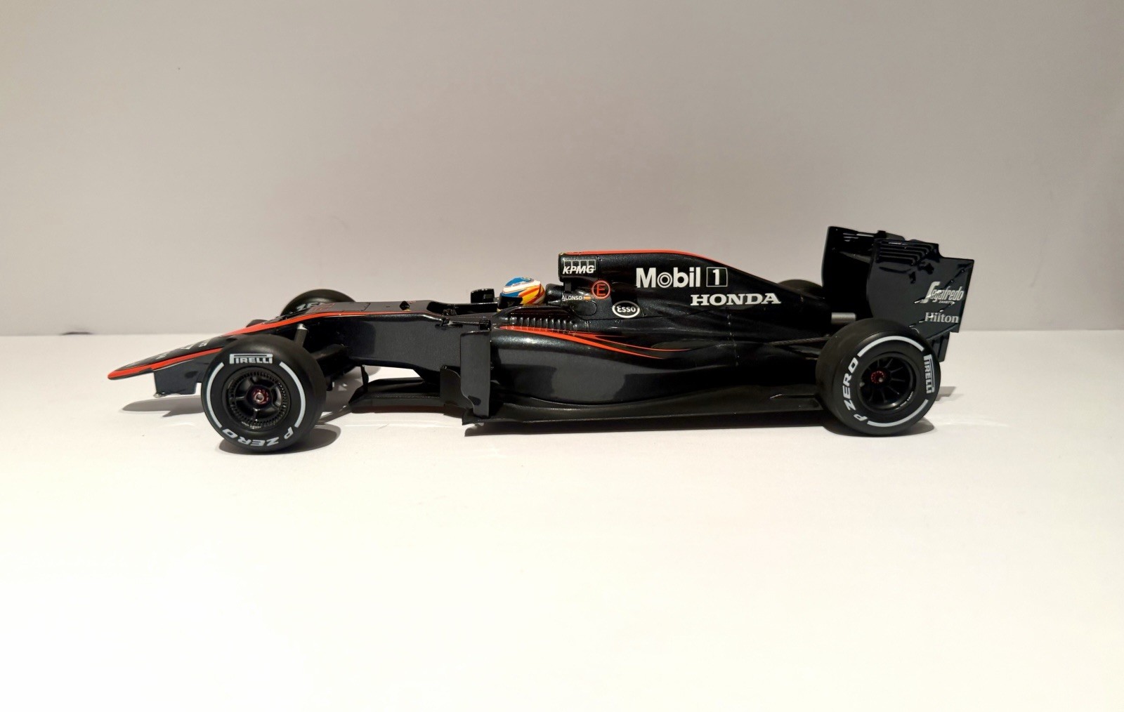 Spark 1/18 Scale McLaren Honda MP4-30 Alonso Spanish GP 2015 #14 READ DESC. Spark 1/18 Scale McLaren Honda MP4-30 Alonso Spanish GP 2015 #14 READ DESC.