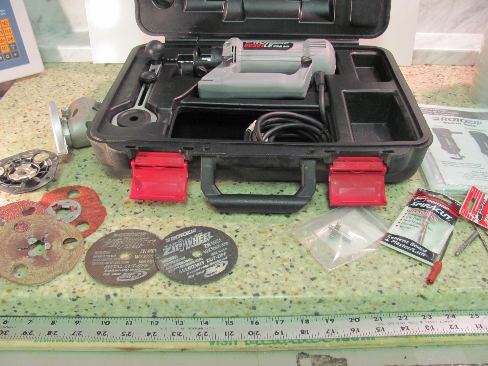 RotoZip SCS01LE Spiral Saw Tool Corded w/ Hard Case & Manual RotoZip SCS01LE Spiral Saw Tool Corded w/ Hard Case & Manual