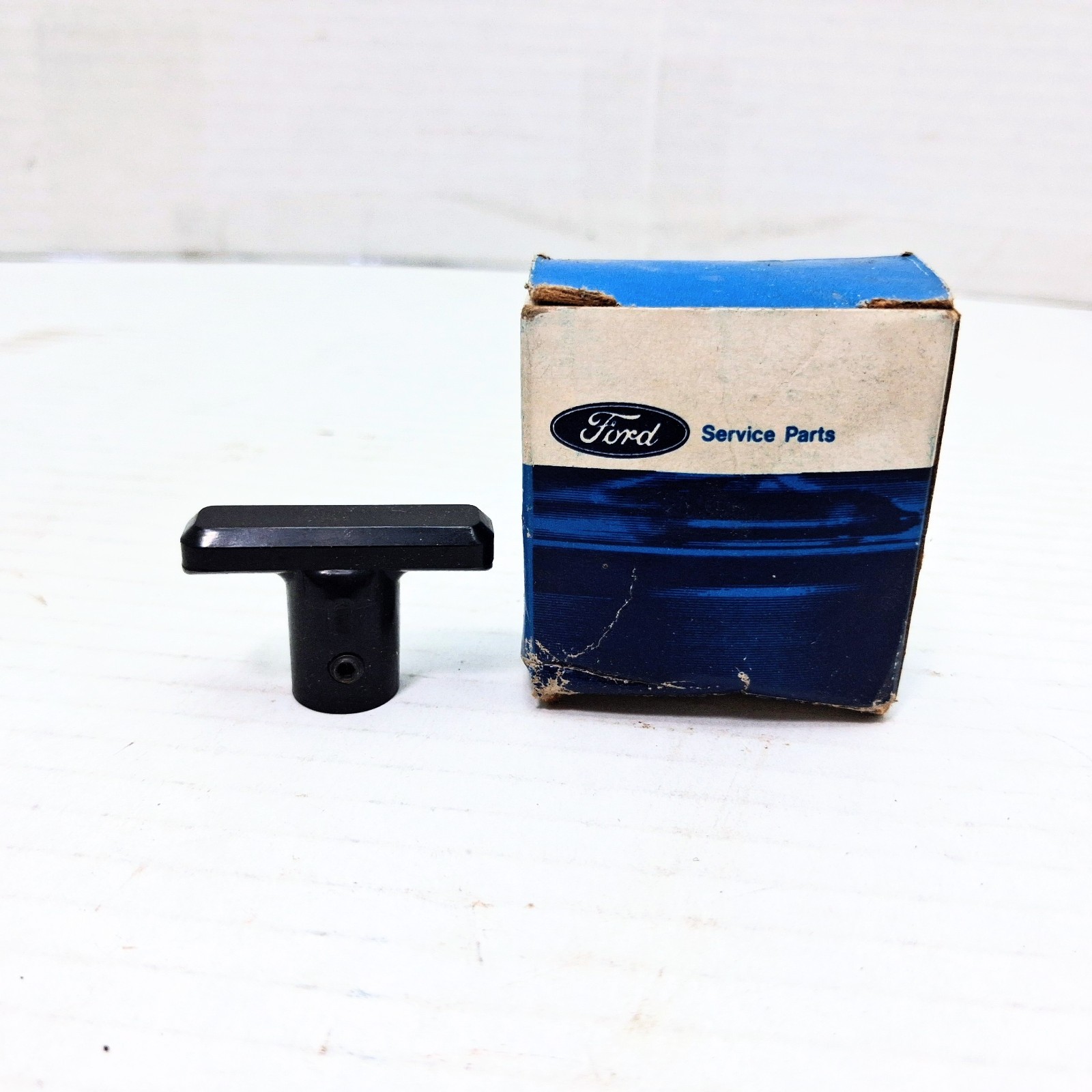 NOS 1970-71 FORD GALAXIE 500 KNOB ASSEMBLY GENUINE OEM PLASTIC PULL KNOB NOS 1970-71 FORD GALAXIE 500 KNOB ASSEMBLY GENUINE OEM PLASTIC PULL KNOB