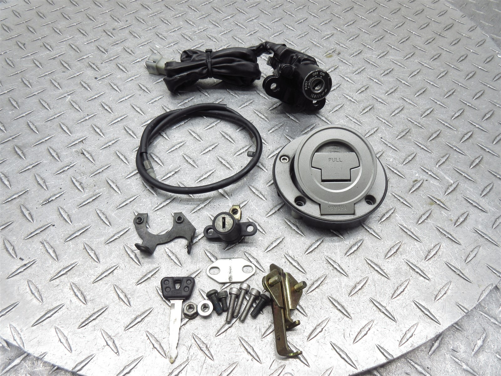 2007 06-10 Yamaha FZ1 FZ1000 FZ1S OEM Lok Set Gas Cap Ignition Key Locks NOTES