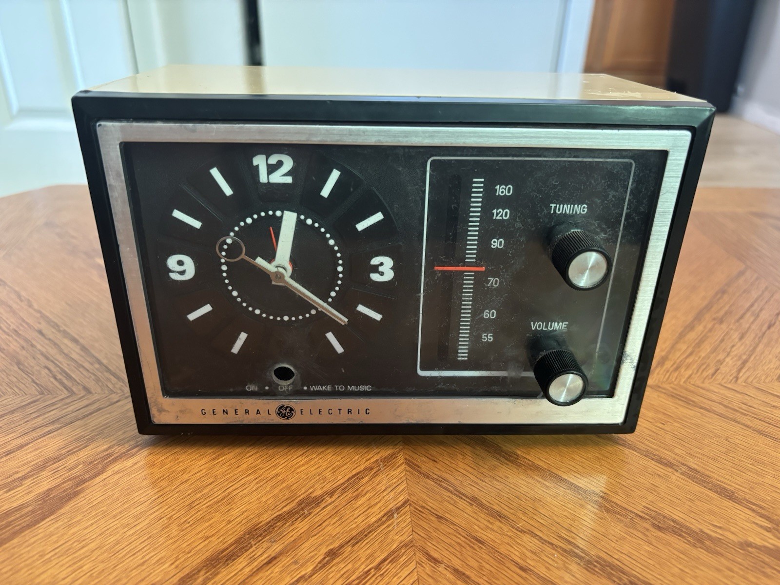 VINTAGE GENERAL ELECTRIC AM RADIO AND ALARM CLOCK 7-4725A BEIGE GE - READ VINTAGE GENERAL ELECTRIC AM RADIO AND ALARM CLOCK 7-4725A BEIGE GE - READ