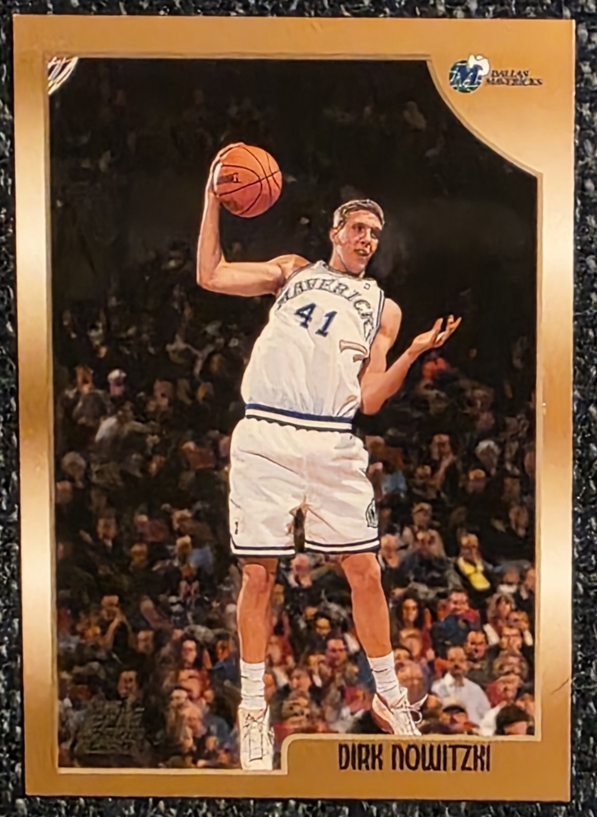 1998-99 Topps Dirk Nowitzki RC #154 Mavericks HOF 1998-99 Topps Dirk Nowitzki RC #154 Mavericks HOF