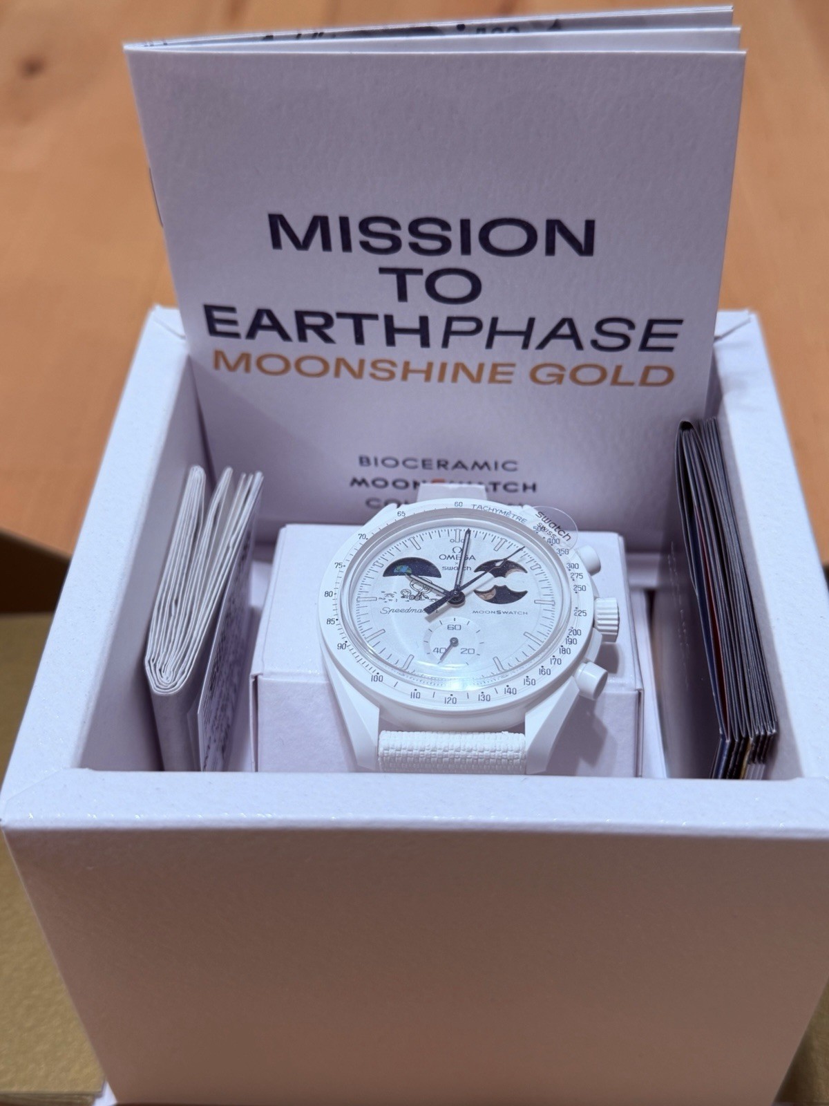 OMEGAxSwatch MoonSwatch Mission to Earthphase Moonshine Gold42mm White + 1 band OMEGAxSwatch MoonSwatch Mission to Earthphase Moonshine Gold42mm White + 1 band