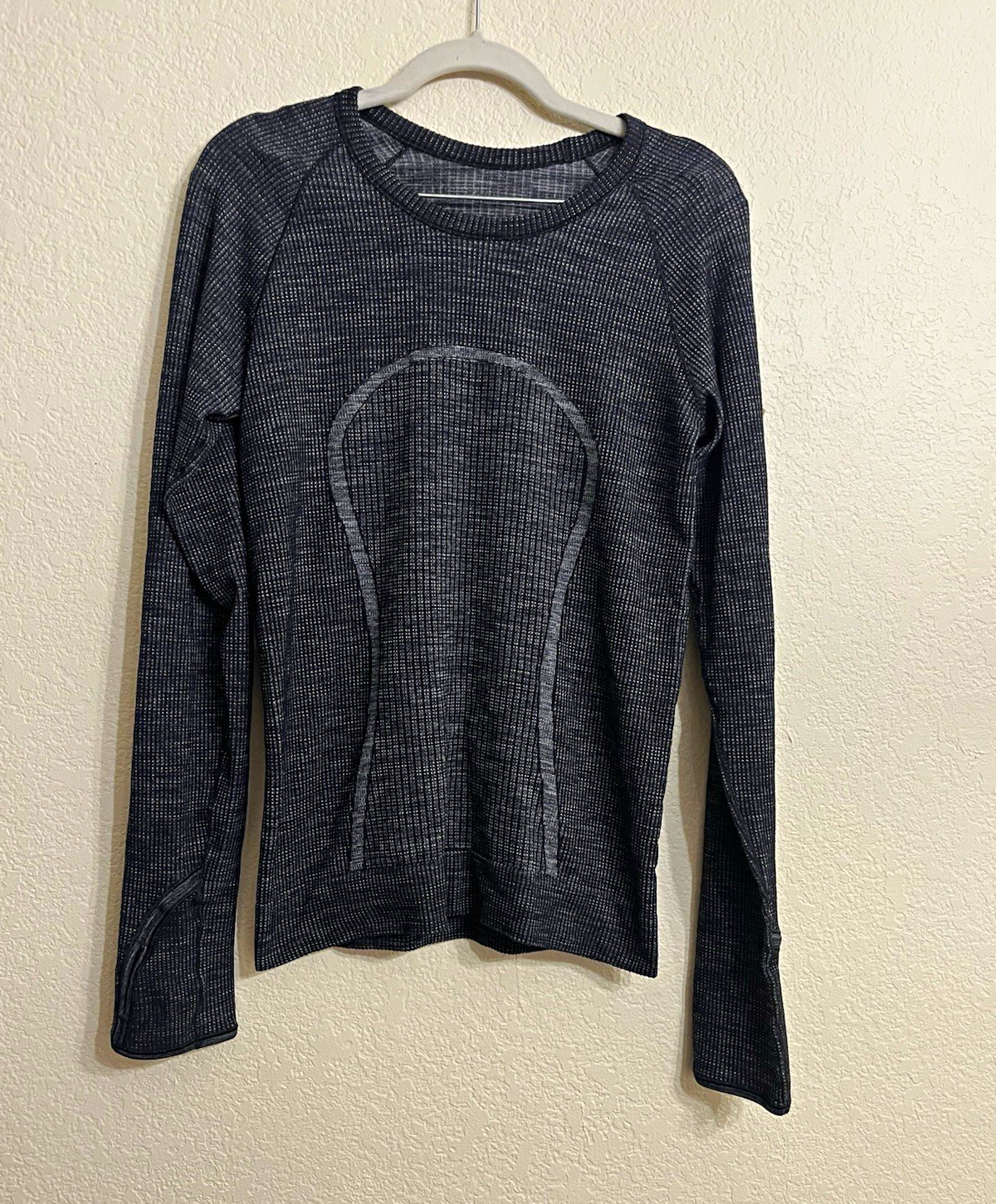 Women\'s lululemon athletica Gray Crew Neck Long Sleeve Stretch Knit size medium Women\'s lululemon athletica Gray Crew Neck Long Sleeve Stretch Knit size medium