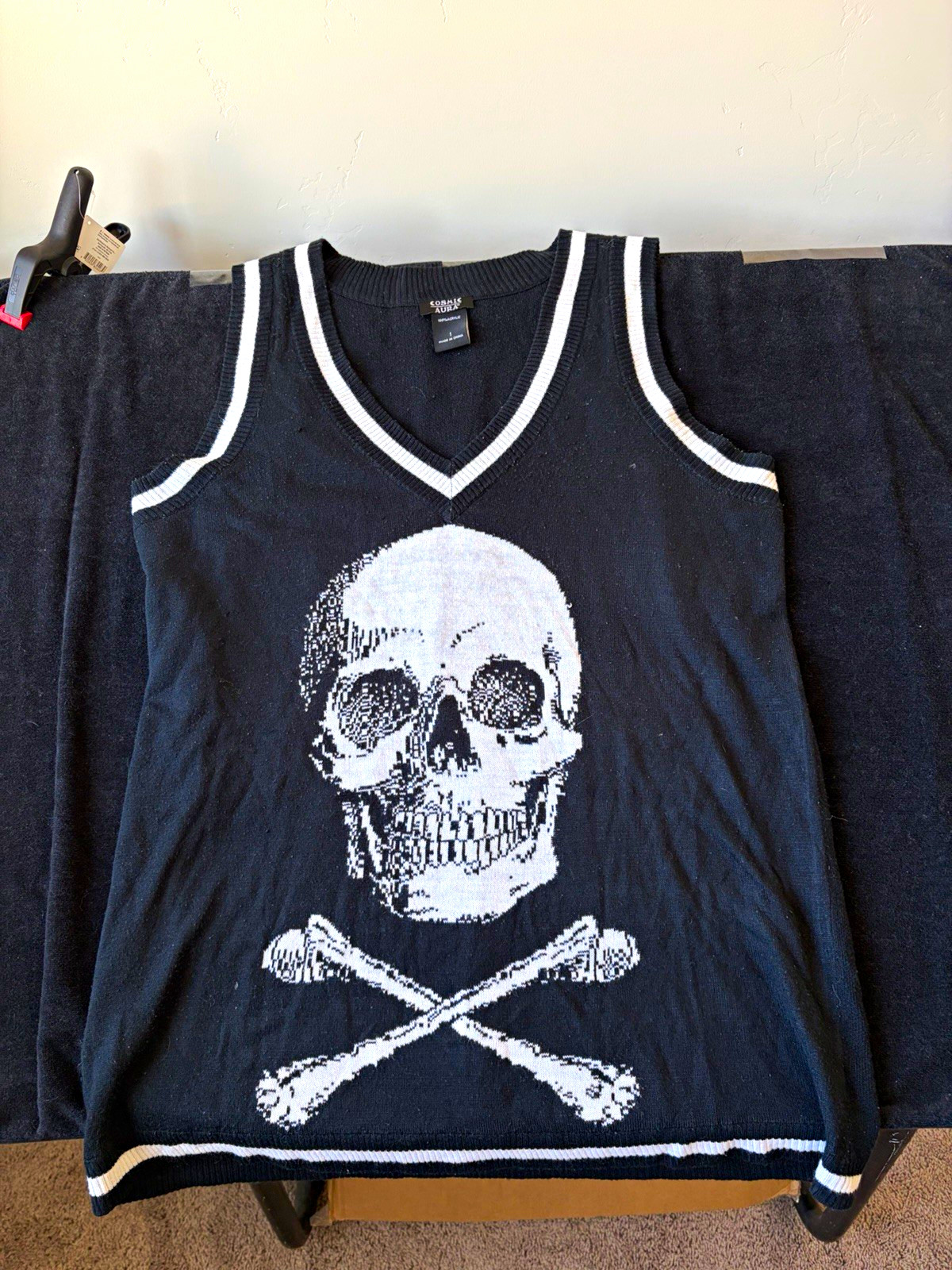 Cosmic Aura L/XL Black/White Skull V-Neck Sleeveless Knit Acrylic Sweater Cosmic Aura L/XL Black/White Skull V-Neck Sleeveless Knit Acrylic Sweater