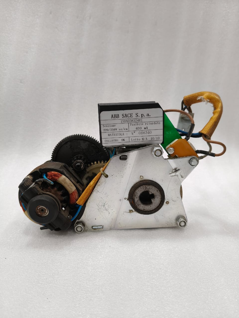 ABB 1SDA038324R1 220-250 VAC CIRCUIT BREAKER MOTOR OPERATOR FREE FAST SHIPPING ABB 1SDA038324R1 220-250 VAC CIRCUIT BREAKER MOTOR OPERATOR FREE FAST SHIPPING