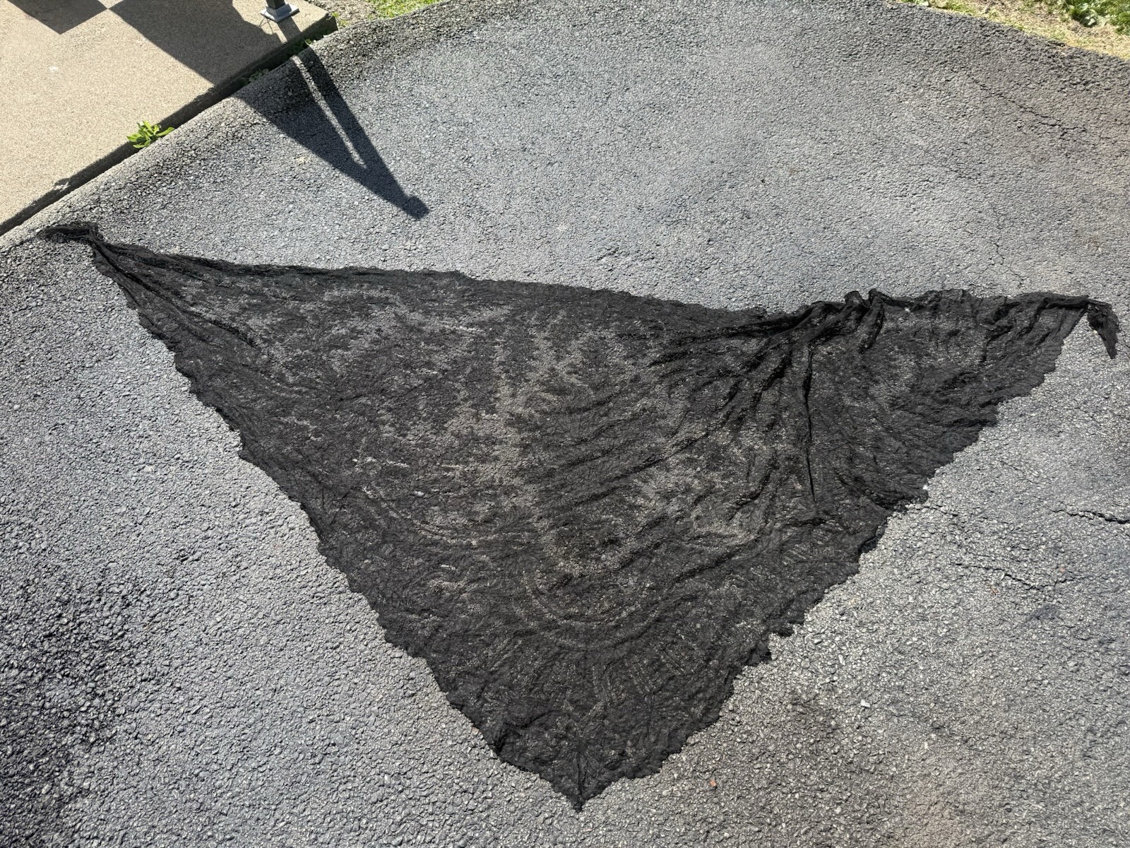 Antique 1920s Black Chantilly Lace Triangular Mantilla Veil Shawl As-Is Antique 1920s Black Chantilly Lace Triangular Mantilla Veil Shawl As-Is