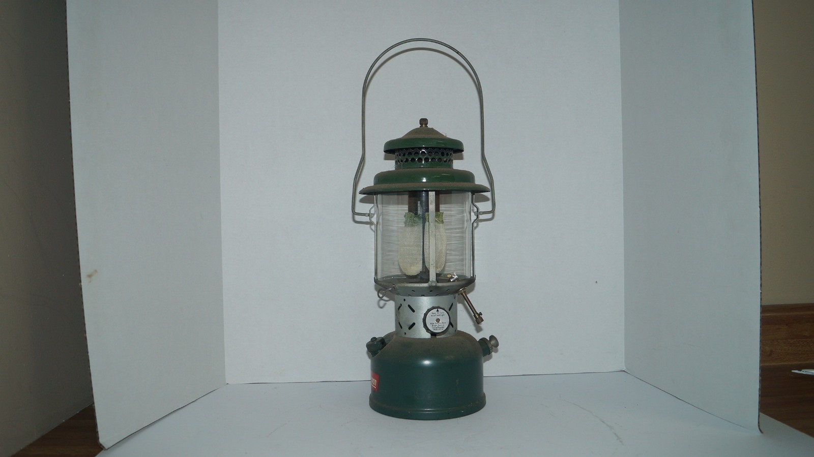 Vintage 1952 Coleman Model 220E SUNSHINE OF THE NIGHT Double Mantle Lantern USA