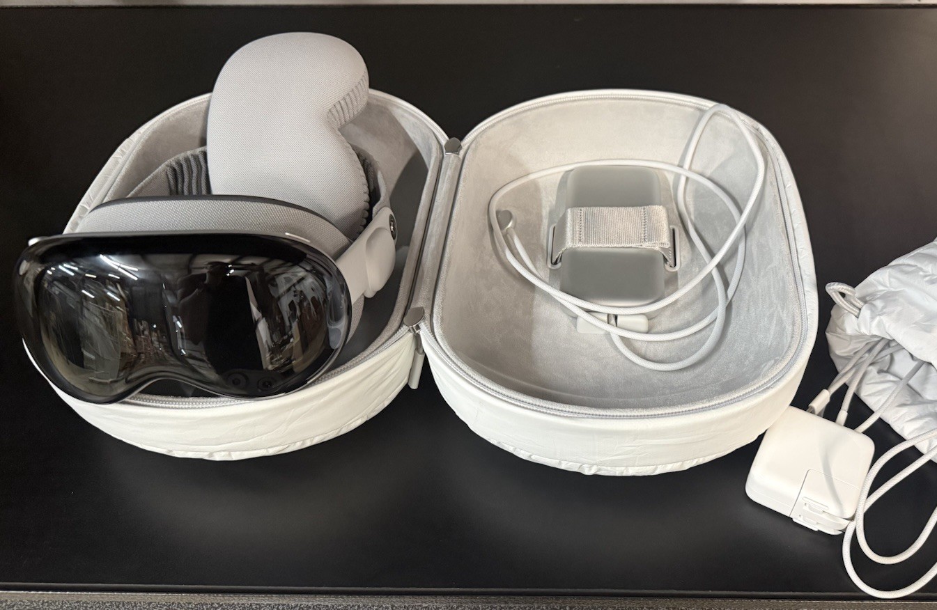 Apple Vision Pro 256GB Standalone VR Headset 90Hz 100° FOV w/ Case Apple Vision Pro 256GB Standalone VR Headset 90Hz 100° FOV w/ Case