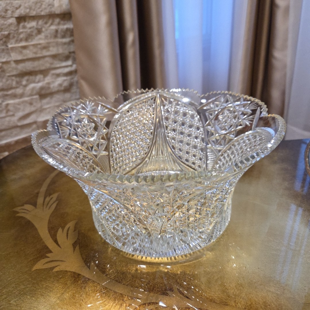 Vintage Yasemin Large Brilliant Hand Cut Crystal Bowl Signed Vintage Yasemin Large Brilliant Hand Cut Crystal Bowl Signed