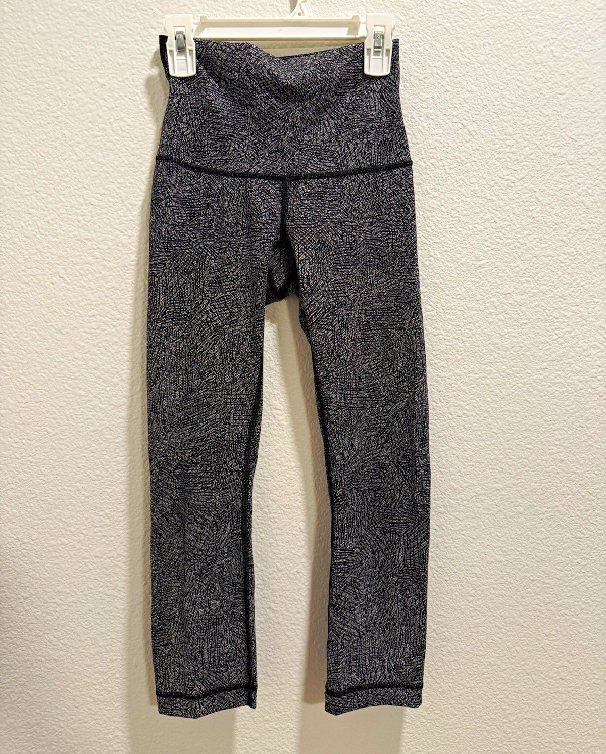 lululemon athletica Women’s Geometric Ankle Leggings Black/White Size 2 Logo lululemon athletica Women’s Geometric Ankle Leggings Black/White Size 2 Logo