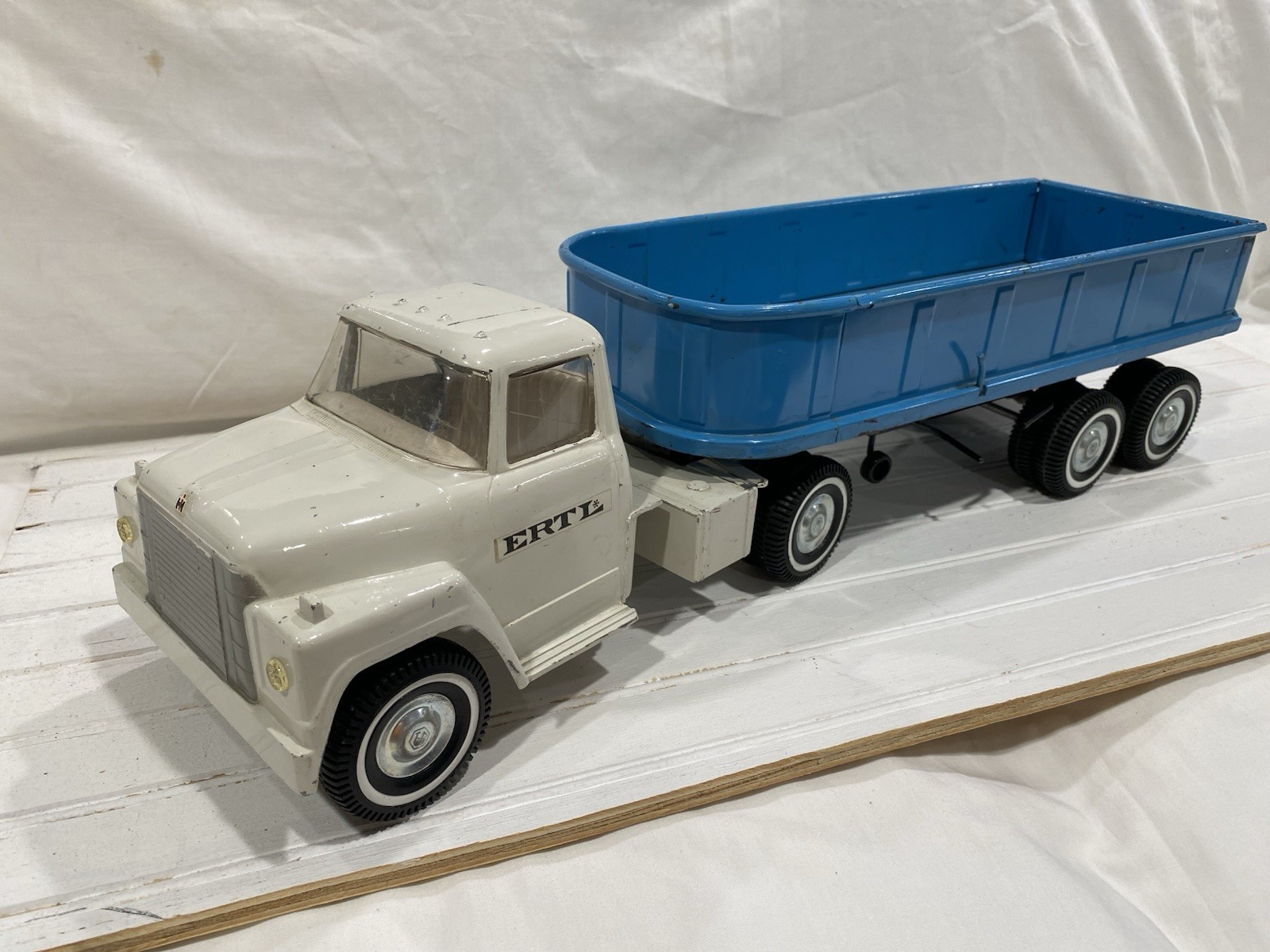 1960\'S ERTL INTERNATIONAL LOADSTAR SEMI TRUCK W/HYDRAULIC DUMP TRAILER. NICE 1960\'S ERTL INTERNATIONAL LOADSTAR SEMI TRUCK W/HYDRAULIC DUMP TRAILER. NICE