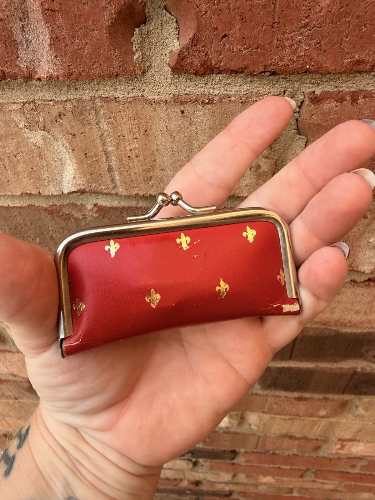 Vnt. 1950s red leather with gold fleur-de-lis manicure set Case manicure tools