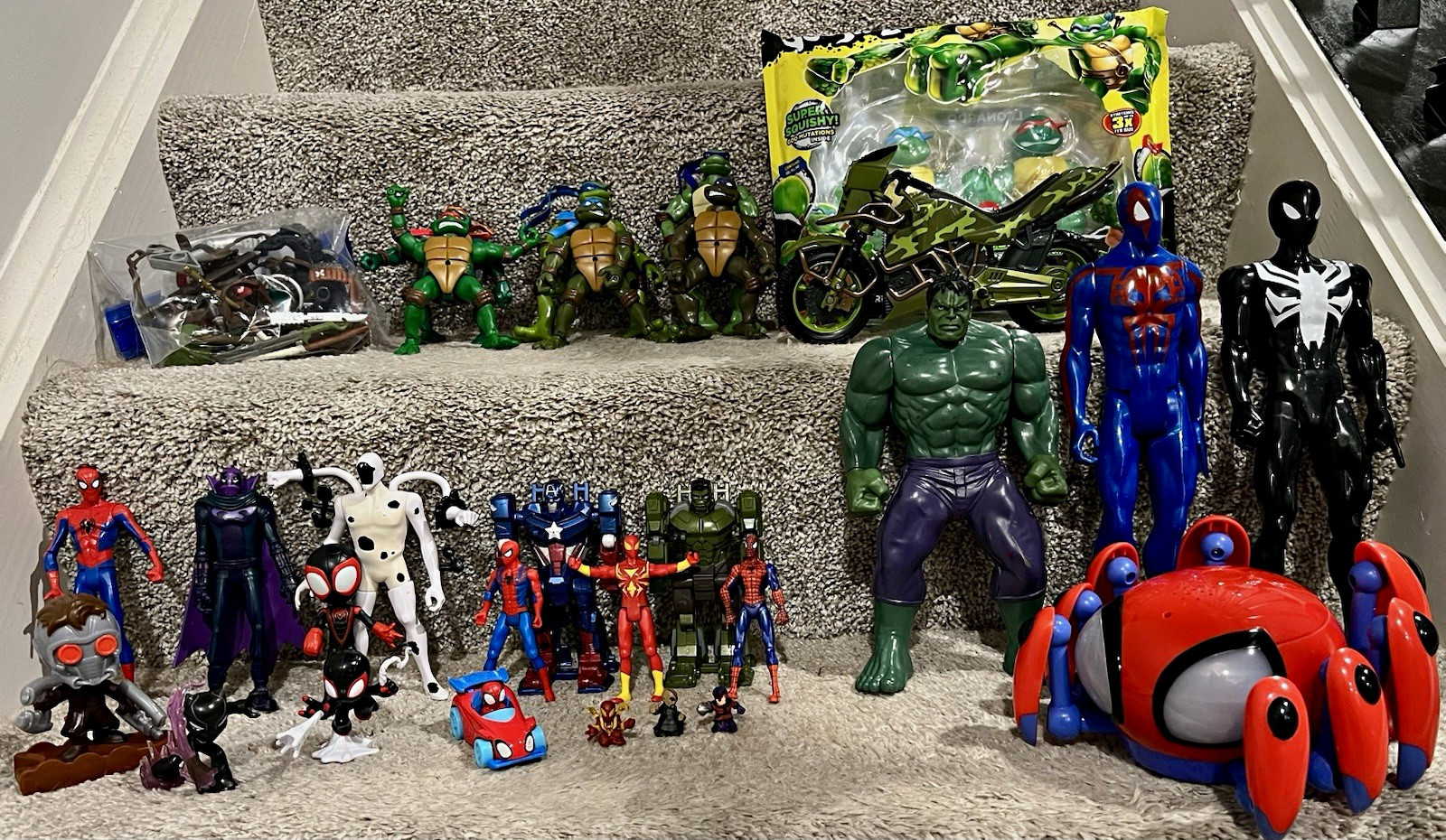 22 Pc MARVEL /TMNT Preowned Action Figures + Spidey-Bot,Motorcycle and Weapons 