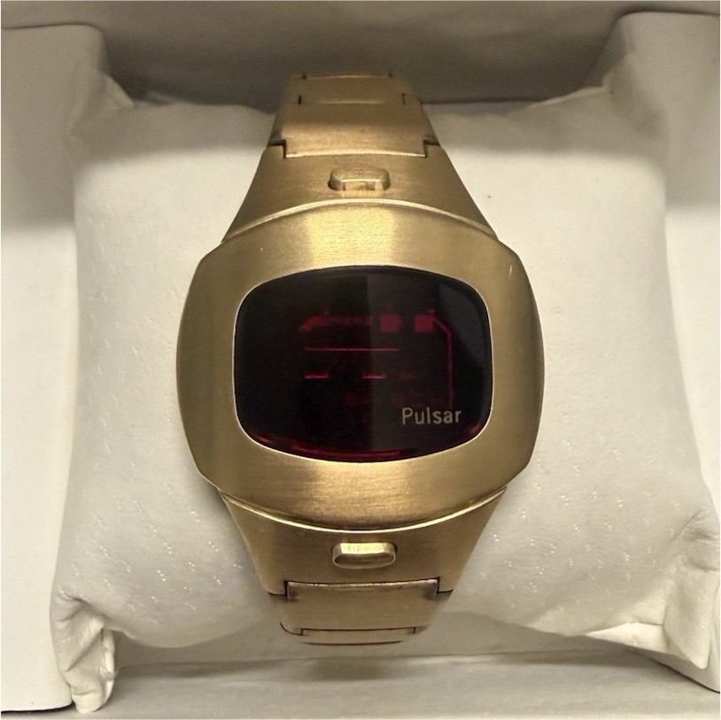 Vintage Pulsar P4 Gold Tone LED Digital Quartz Wristwatch Bracelet w/ Box Vintage Pulsar P4 Gold Tone LED Digital Quartz Wristwatch Bracelet w/ Box