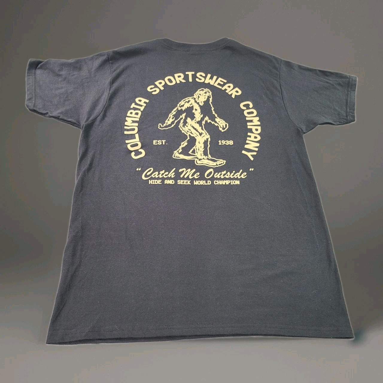 Columbia Sportswear Bigfoot Sasquatch Catch Me Outside T Shirt Mens L Black NWT